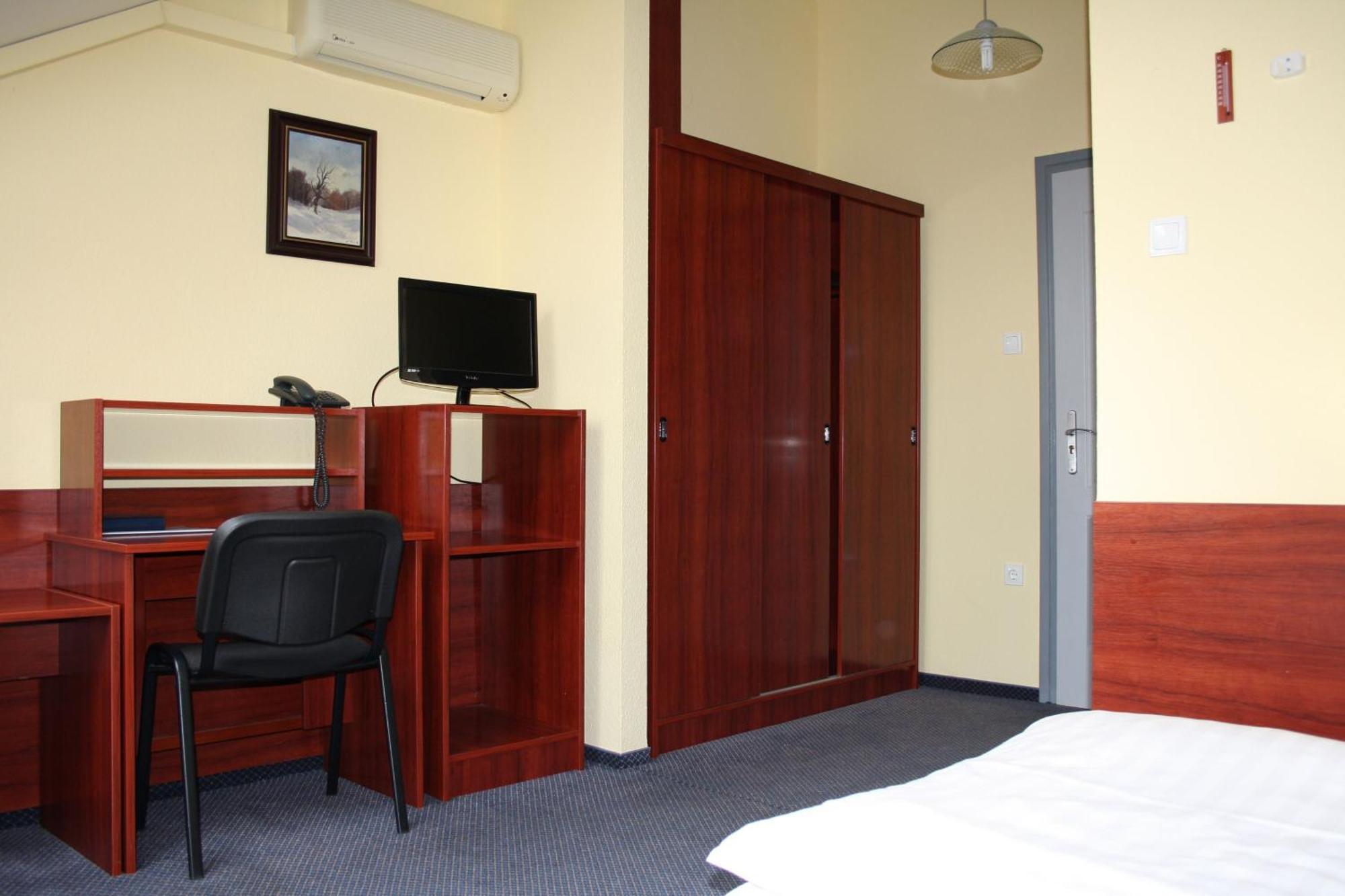 Hotel Thelena Tolna Exterior foto